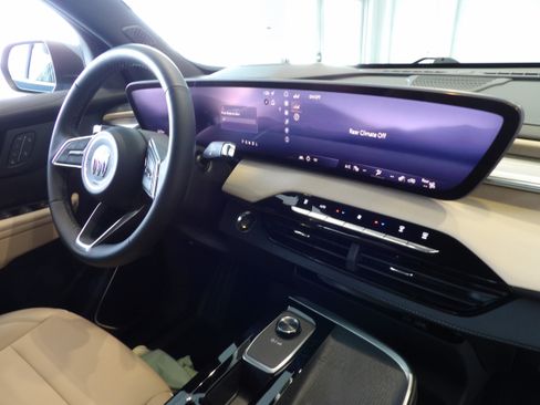 Used 2025 Buick Enclave Preferred w/ Power Package image 28