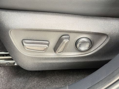 Used 2024 Toyota Highlander XLE FWD image 13