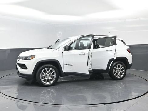 Used 2022 Jeep Compass Latitude AWD/4WD image 30