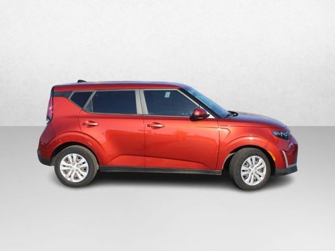 Used 2023 Kia Soul LX image 2