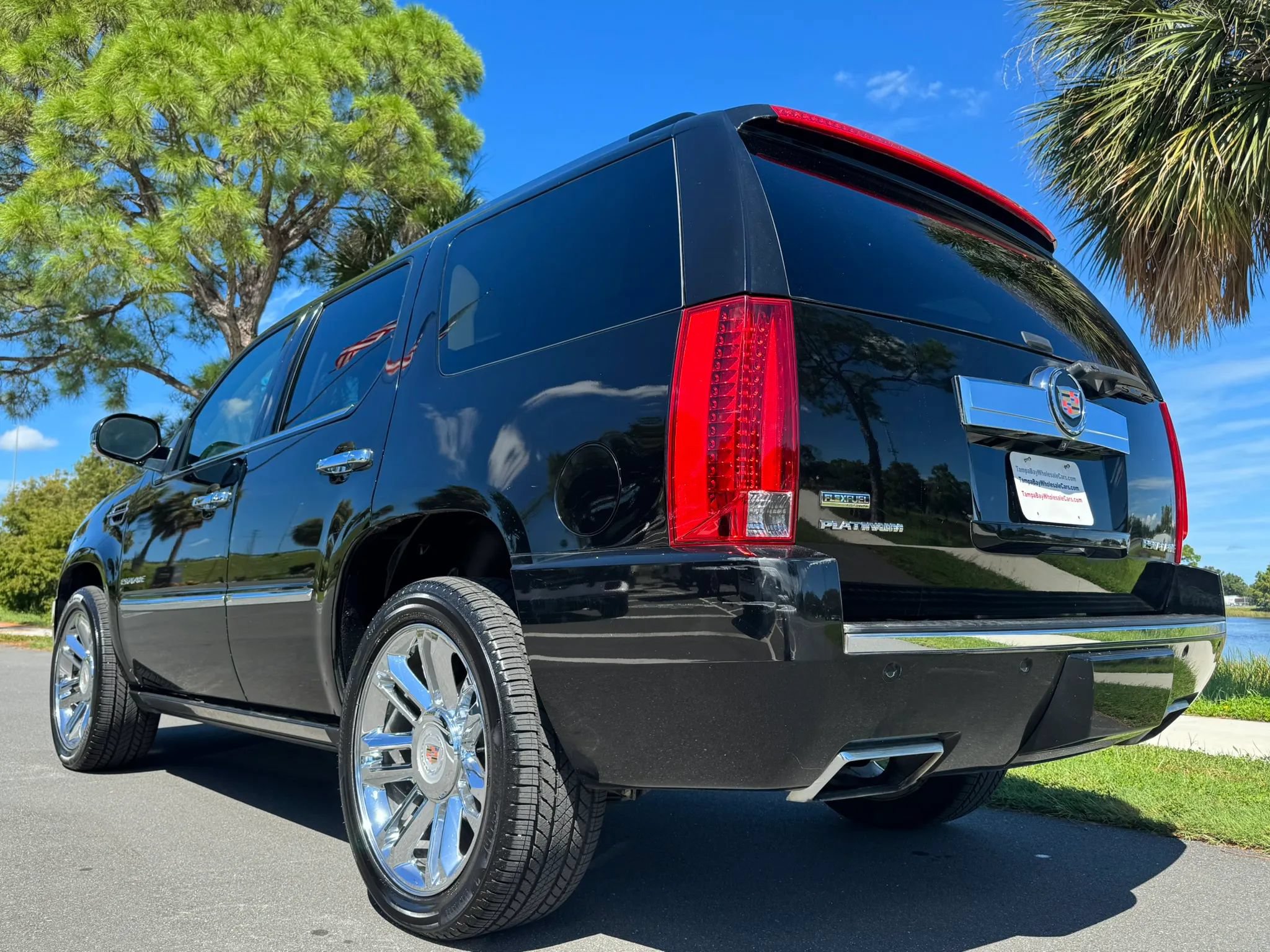 Used 2012 Cadillac Escalade Platinum RWD image 5