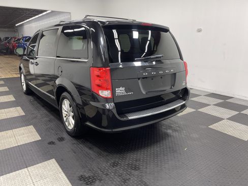 Used 2019 Dodge Grand Caravan SXT image 2