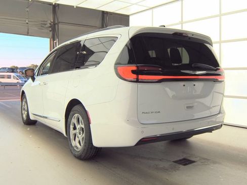 Used 2023 Chrysler Pacifica Limited FWD image 4