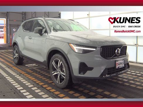 Used 2024 Volvo XC40 B5 Core image 5