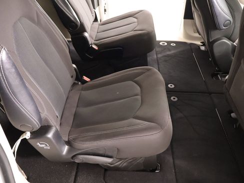 Used 2022 Chrysler Voyager LX image 14