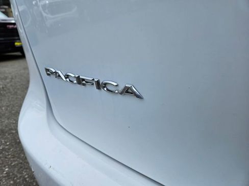 Used 2023 Chrysler Pacifica Touring-L FWD image 12