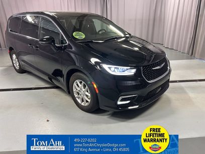 Used 2025 Chrysler Pacifica Select w/ Uconnect Theater Family Group