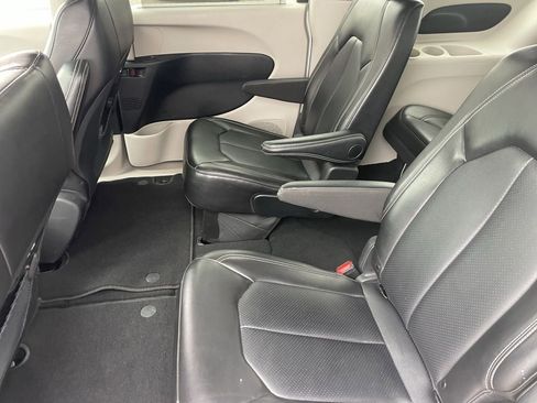 Used 2024 Chrysler Pacifica Touring-L FWD image 14