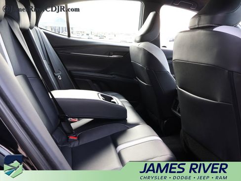 Used 2025 Toyota Camry SE image 12