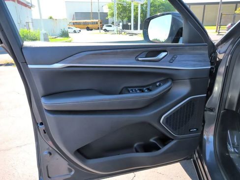 Used 2023 Jeep Grand Cherokee 4WD 4xe image 17