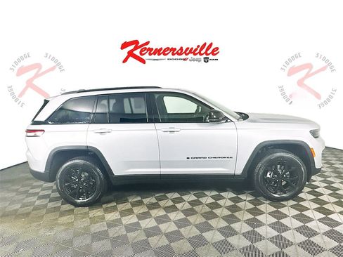 New 2025 Jeep Grand Cherokee Altitude image 8