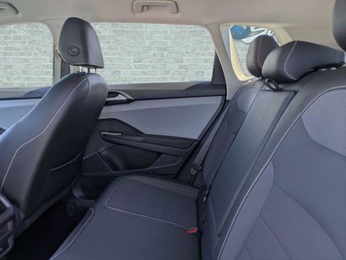 Certified 2022 Volkswagen Taos SE FWD image 14