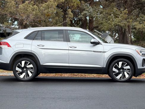 Used 2024 Volkswagen Atlas Cross Sport SE image 3