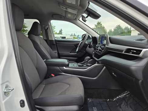 Used 2024 Toyota Highlander XLE AWD/4WD image 11