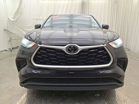 Certified 2022 Toyota Highlander L image 28