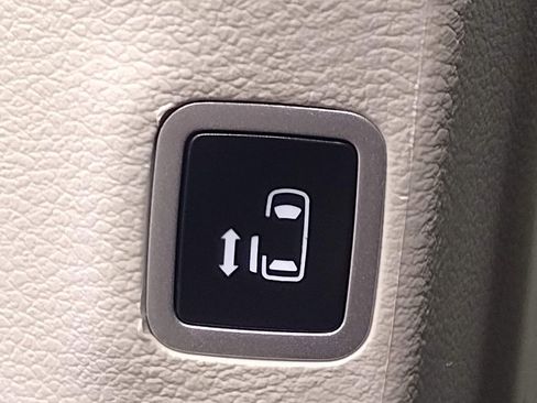 Used 2023 Chrysler Voyager LX image 35