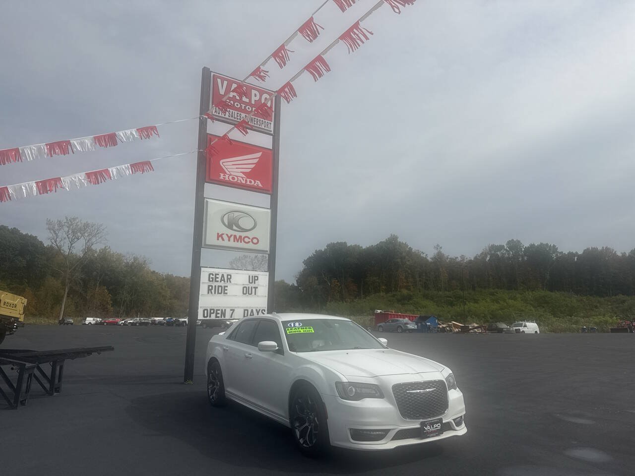 Used 2018 Chrysler 300 S w/ S Model Appearance Package RWD image 4