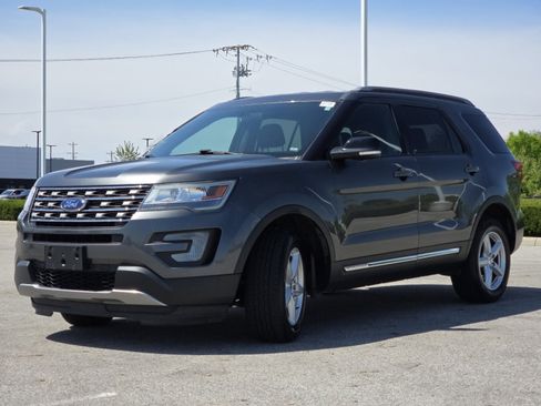 Used 2017 Ford Explorer XLT AWD/4WD image 11