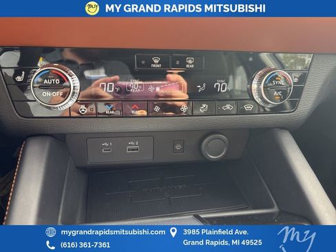 New 2025 Mitsubishi Outlander SEL image 33