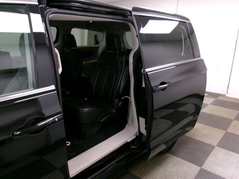 Used 2024 Chrysler Pacifica Touring-L FWD image 11