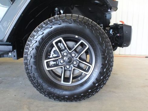 Used 2025 Jeep Gladiator Mojave AWD/4WD image 24