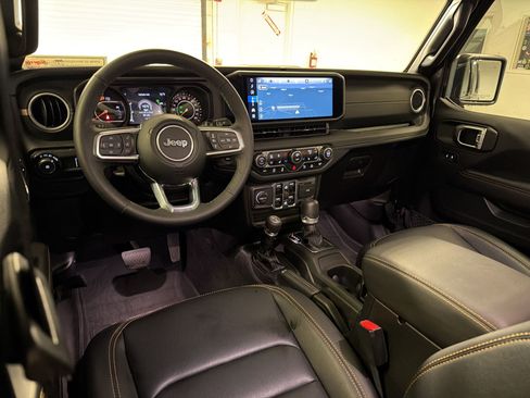 Used 2025 Jeep Wrangler Unlimited Sahara AWD/4WD image 29
