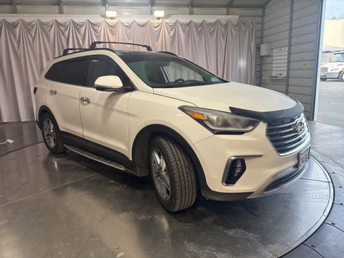 Used 2017 Hyundai Santa Fe SE image 3