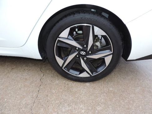 Used 2021 Hyundai Elantra Limited image 12
