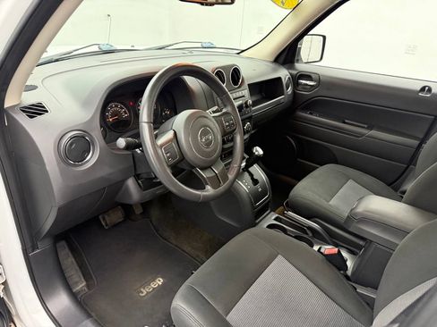 Used 2017 Jeep Patriot Latitude w/ Sun/Sound Group AWD/4WD image 18
