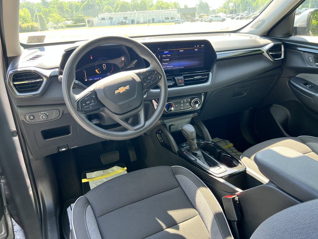 Used 2025 Chevrolet TrailBlazer LT AWD/4WD image 16