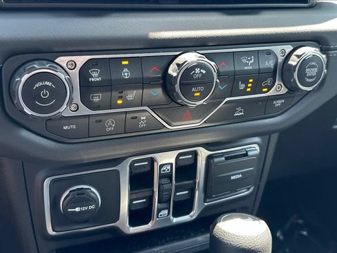 Used 2025 Jeep Wrangler Unlimited Sahara AWD/4WD image 19