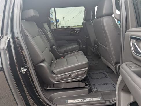 Used 2022 Chevrolet Suburban LT w/ Luxury Package AWD/4WD image 5