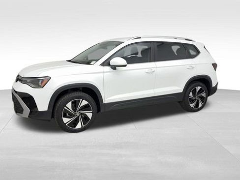 Certified 2025 Volkswagen Taos SE image 7