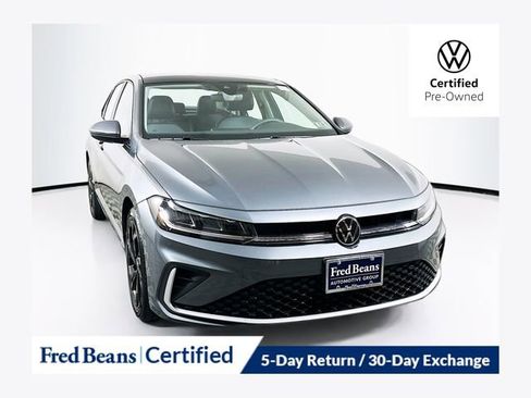 Used 2025 Volkswagen Jetta SE w/ Sunroof Package image 1