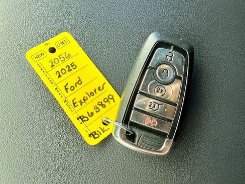 Used 2025 Ford Explorer ST-Line w/ ST-Line Street Pack AWD/4WD image 38