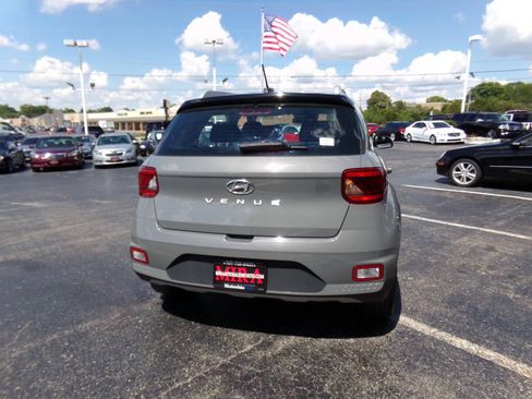 Used 2023 Hyundai Venue Limited FWD image 4