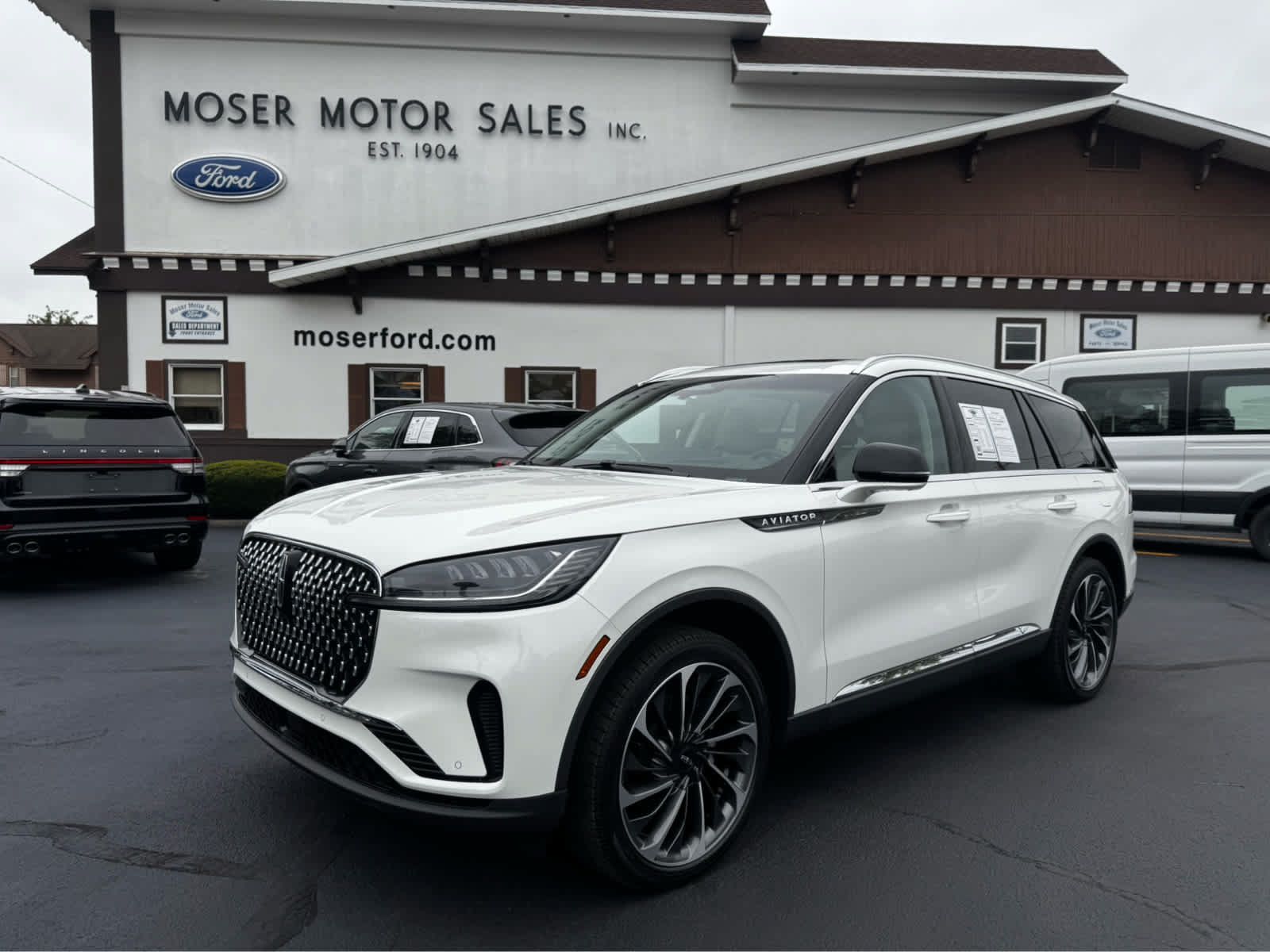 Used 2025 Lincoln Aviator Reserve AWD/4WD image 1