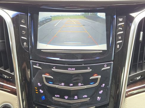 Used 2015 Cadillac Escalade Luxury AWD/4WD image 18