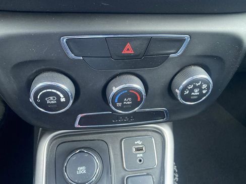 Used 2017 Jeep Compass Latitude image 19