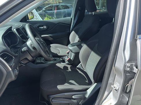 Used 2019 Jeep Cherokee Latitude w/ Popular Appearance Group image 11