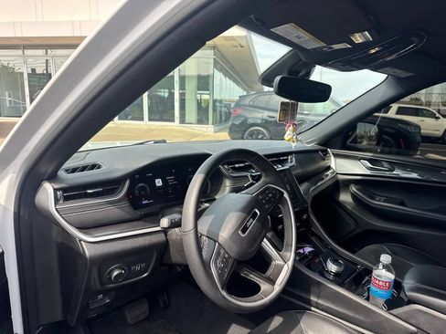 Used 2023 Jeep Grand Cherokee Altitude AWD/4WD image 14