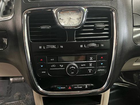 Used 2016 Chrysler Town & Country Touring image 20
