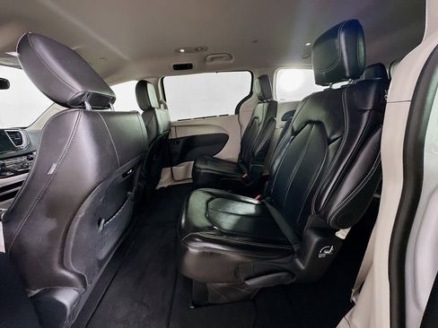 Used 2024 Chrysler Pacifica Touring-L FWD image 27