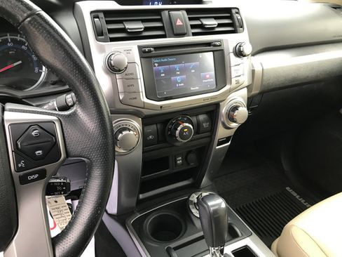 Used 2017 Toyota 4Runner SR5 Premium image 17