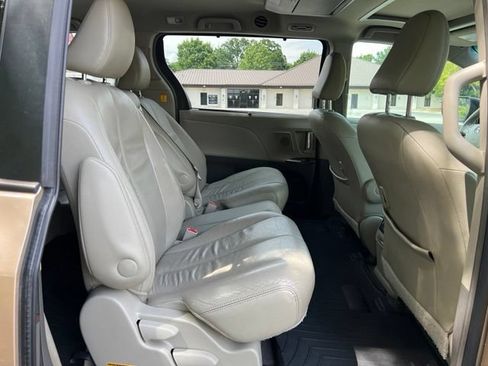 Used 2013 Toyota Sienna XLE w/ Premium Pkg FWD image 18