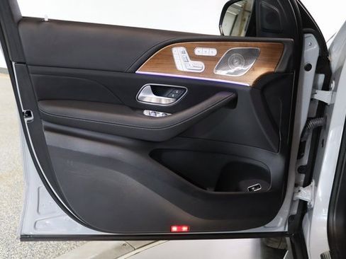 Used 2024 Mercedes-Benz GLS 580 4MATIC image 23