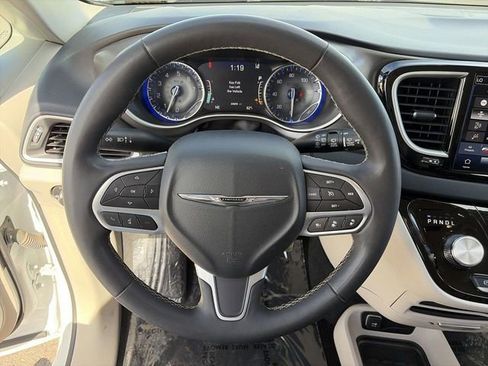 Used 2024 Chrysler Pacifica Touring-L image 22