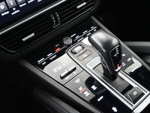 Used 2022 Porsche Cayenne image 18