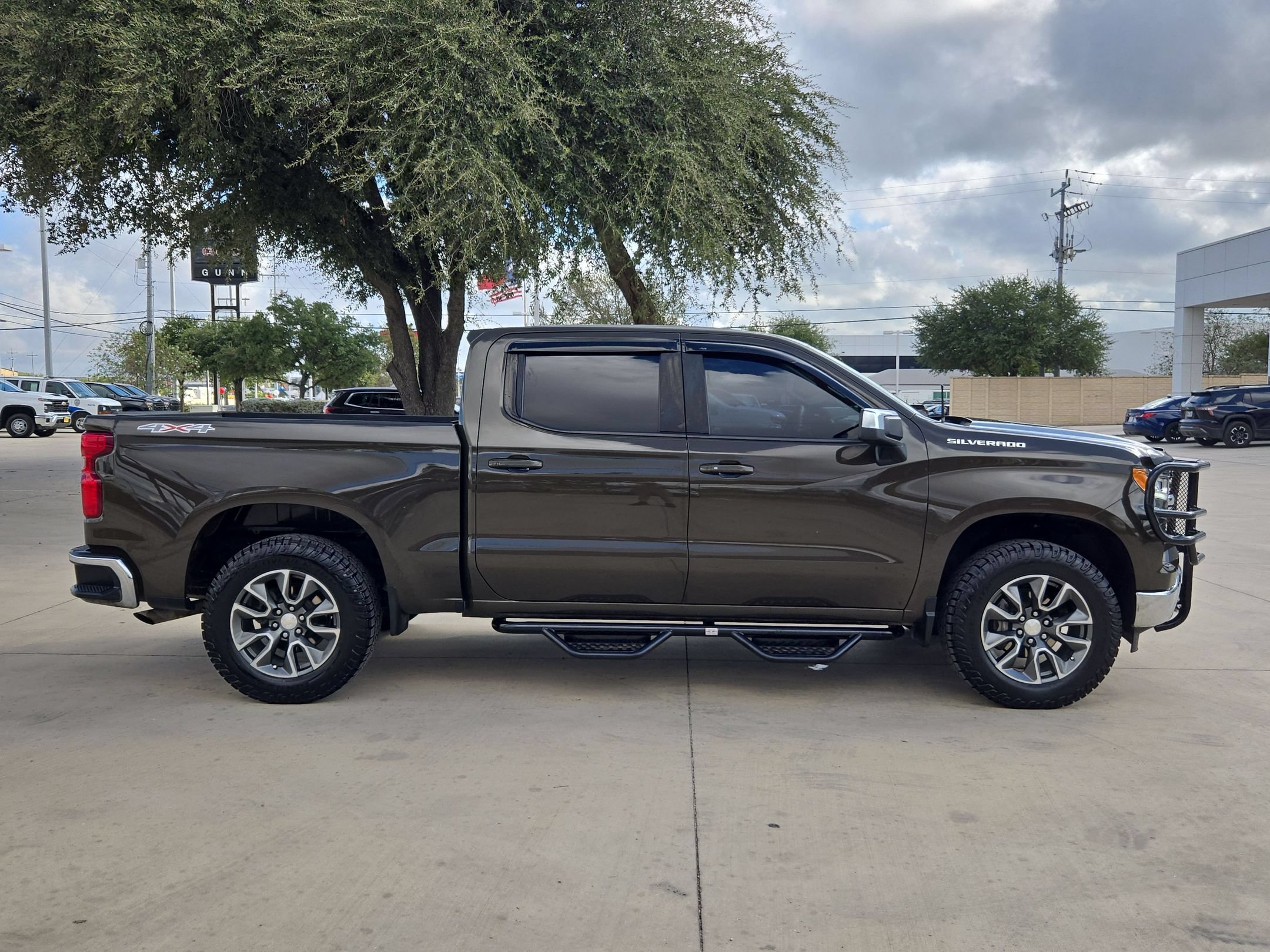Certified 2023 Chevrolet Silverado 1500 LT AWD/4WD image 2