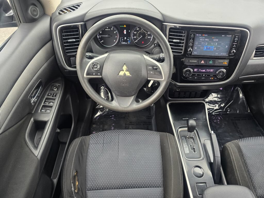 Used 2018 Mitsubishi Outlander ES FWD image 2